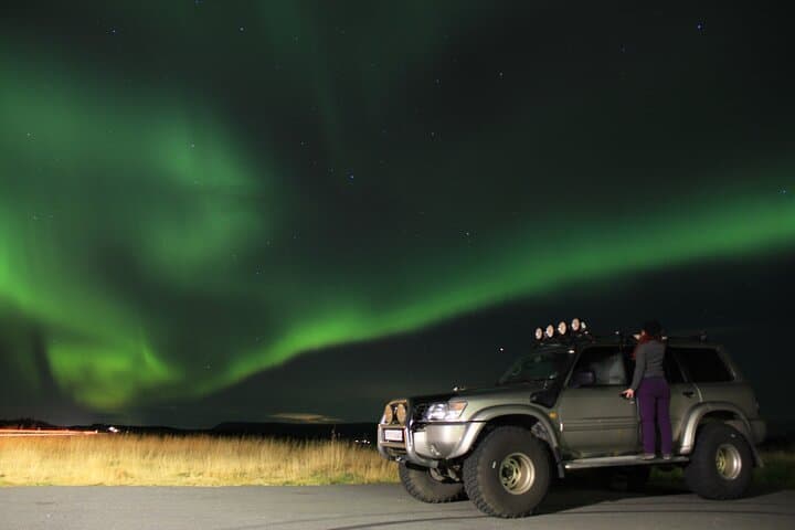 Northern lights hunt in a Super Jeep